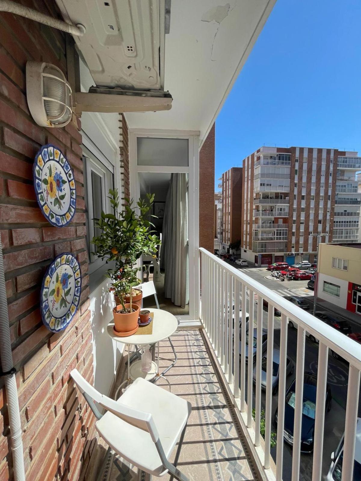 Cozy Room In Stylish Flat Just Steps From The Beach Cádis Exterior foto