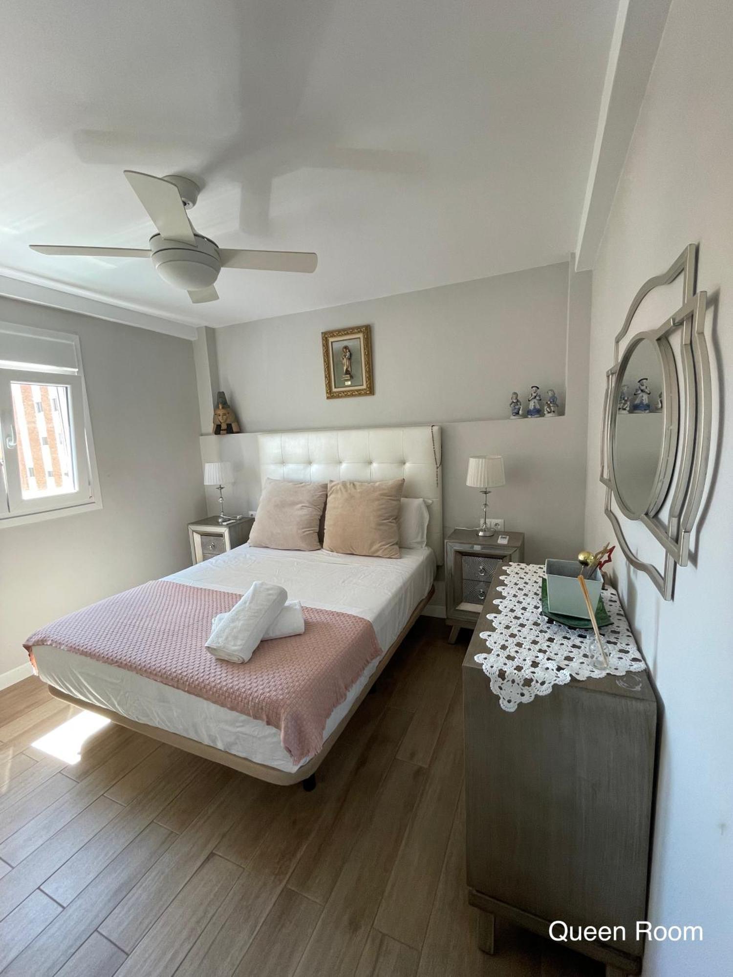 Cozy Room In Stylish Flat Just Steps From The Beach Cádis Exterior foto
