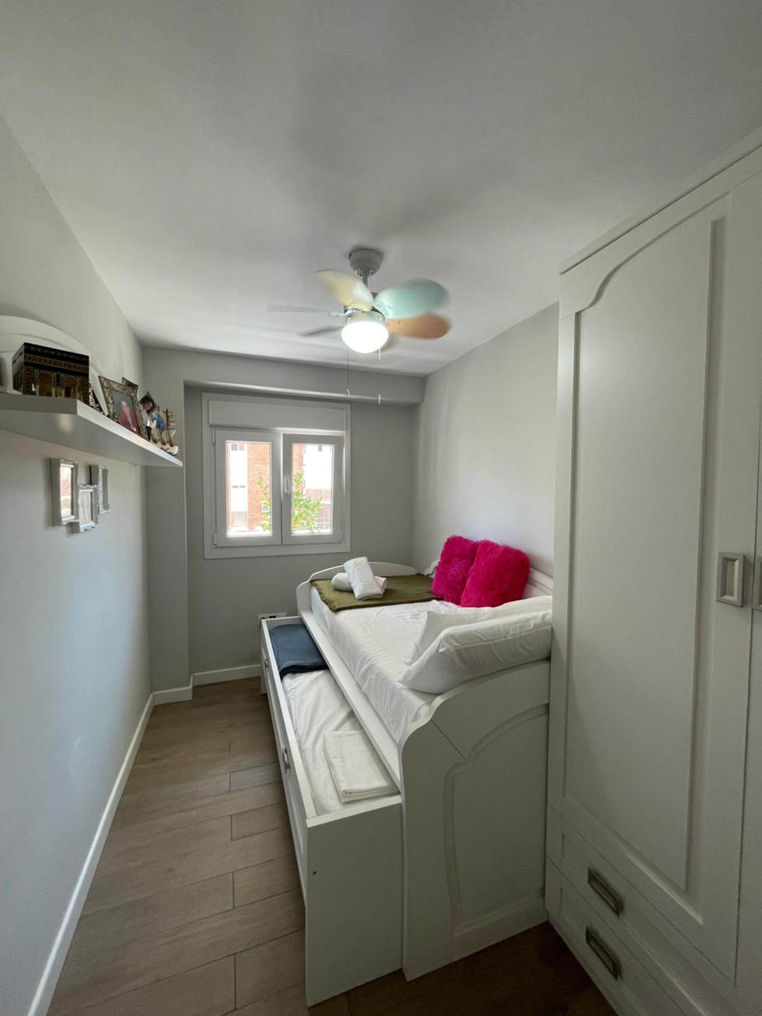 Cozy Room In Stylish Flat Just Steps From The Beach Cádis Quarto foto